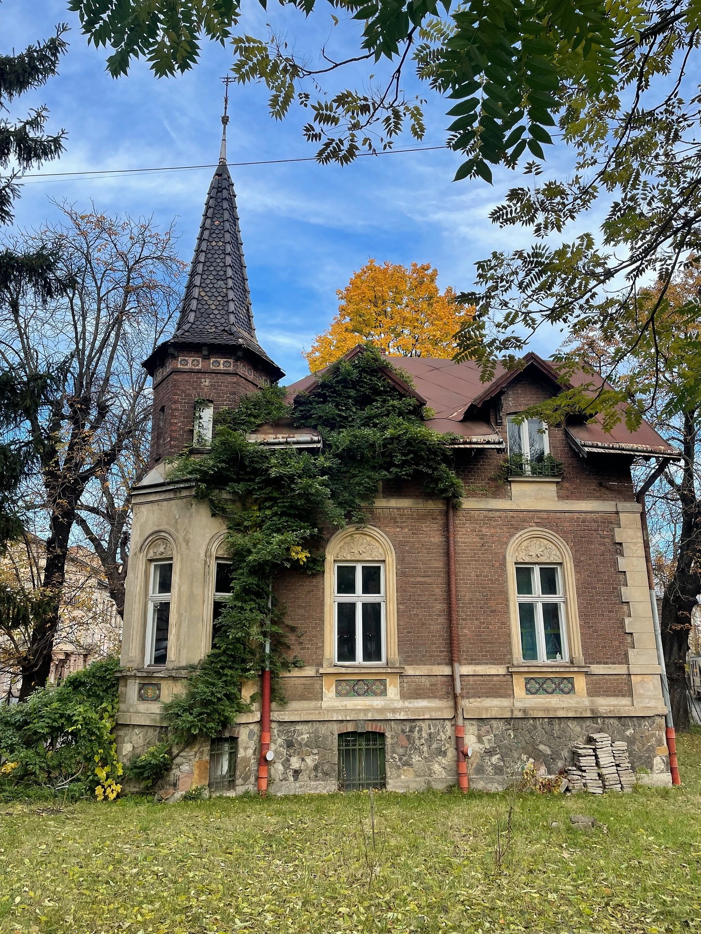 📍Вілла на «Хресті» або «Дім Островерхого»